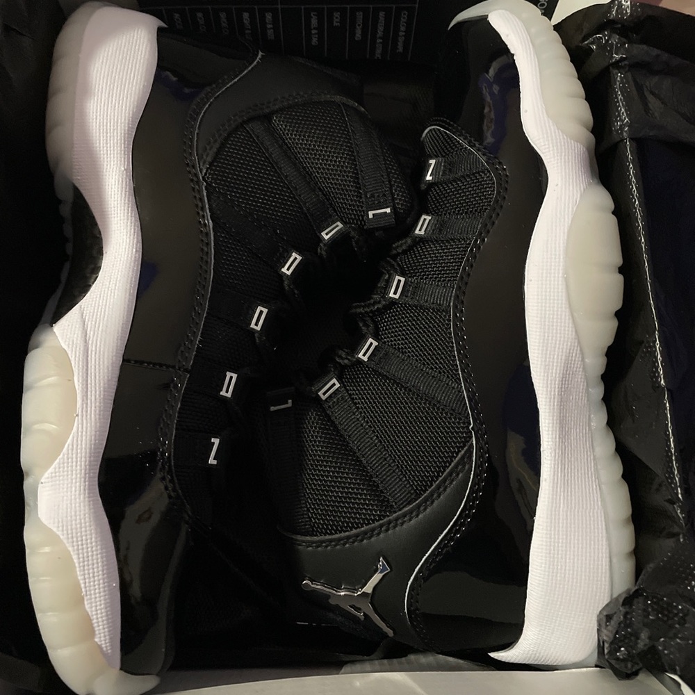 Air Jordan 11 retro, size 4.5y, black.